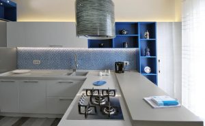 Acquista la cucina componibile moderna Senso, disponibile nel colore grigio lucido, bianco e blu