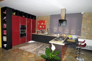 Senso - Cucina moderna e multifunzionale dal colore rosso, wenghè e beije