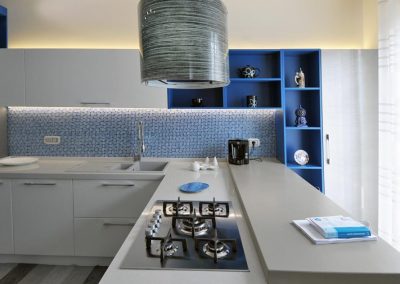 Acquista la cucina componibile moderna Senso, disponibile nel colore grigio lucido, bianco e blu