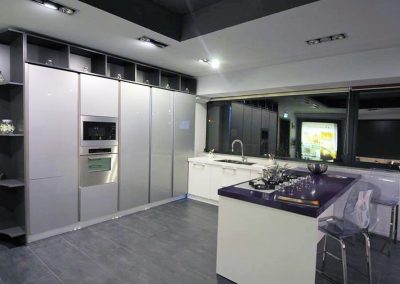 Cucina componibile moderna Senso, disponibile nel colore grigio lucido, bianco e viola