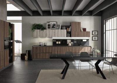 Cucina moderna con composizioni modulari di diversa altezza e profondità per un allestimento total look dello spazio cucina-living