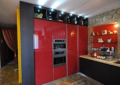 La cucina moderna Senso non si distingue solo per originalità dei colori (nello specifico rosso, wenghè e beije) e per qualità dei materiali impiegati per la sua realizzazione... è anche molto funzionale e dotata di spaziosi mobili e di grandi mensole.
